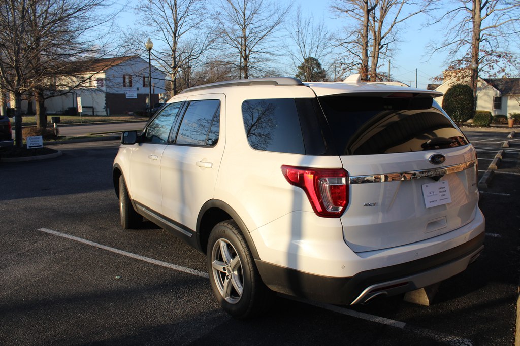 Photo 4 of this FORD EXPLORER