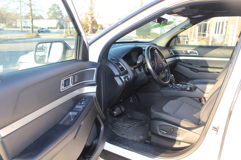 Photo 9 of this FORD EXPLORER