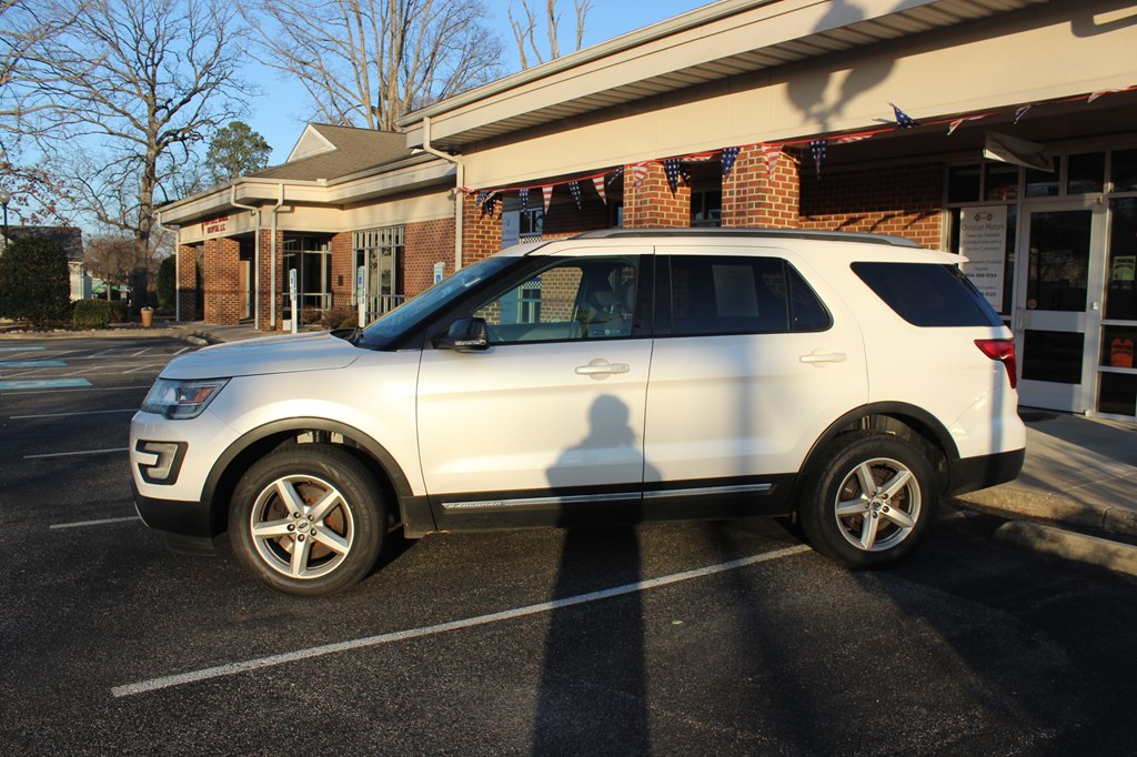 Photo 3 of this FORD EXPLORER