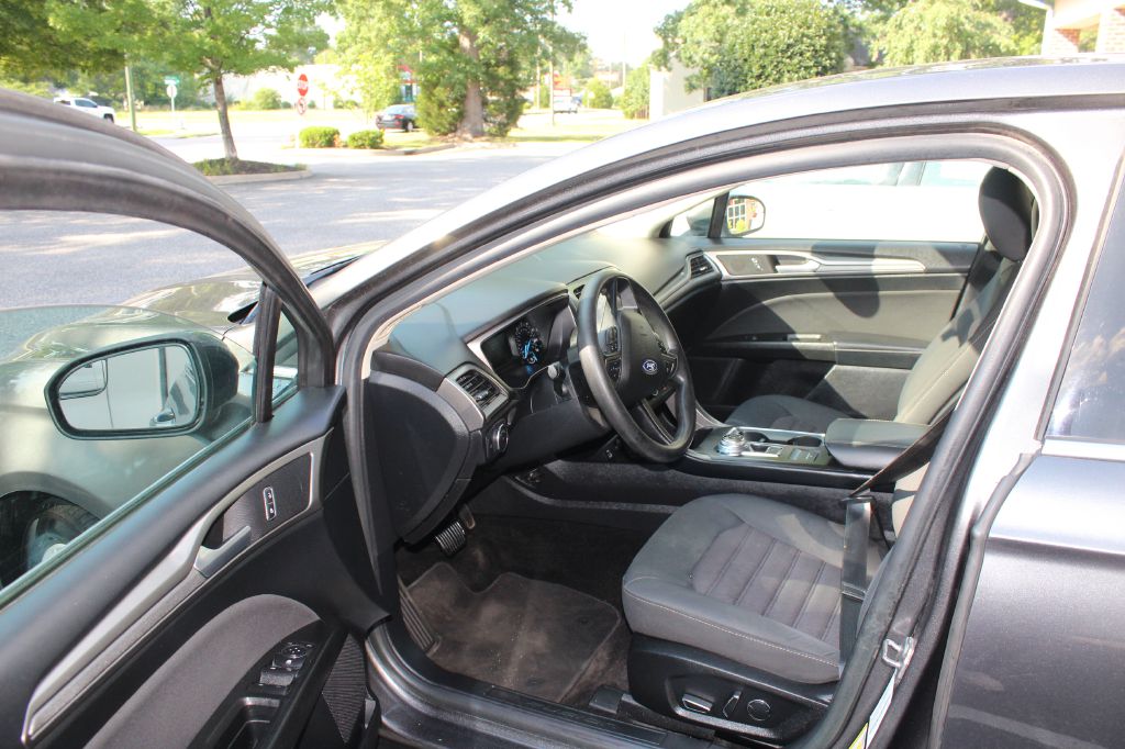 Photo 5 of this FORD FUSION