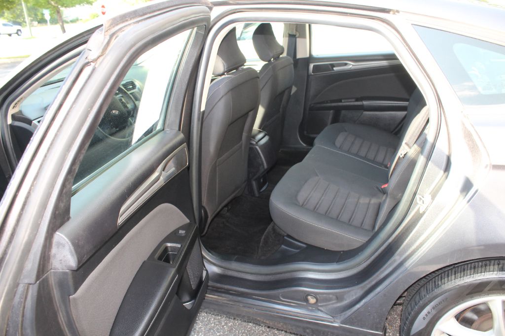 Photo 6 of this FORD FUSION