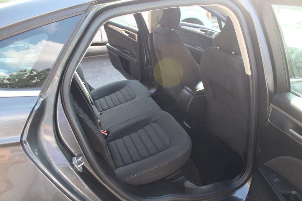 Photo 7 of this FORD FUSION