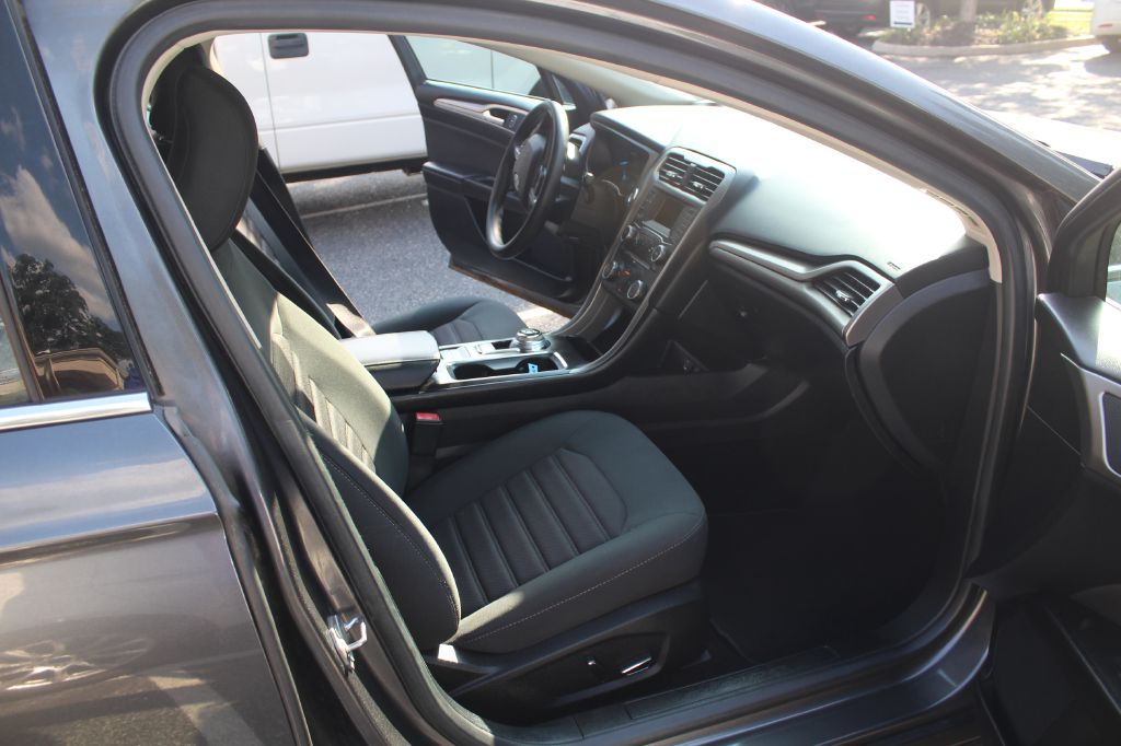 Photo 8 of this FORD FUSION