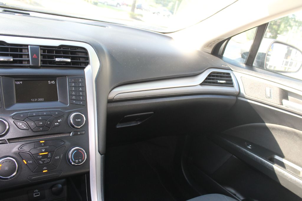 Photo 12 of this FORD FUSION