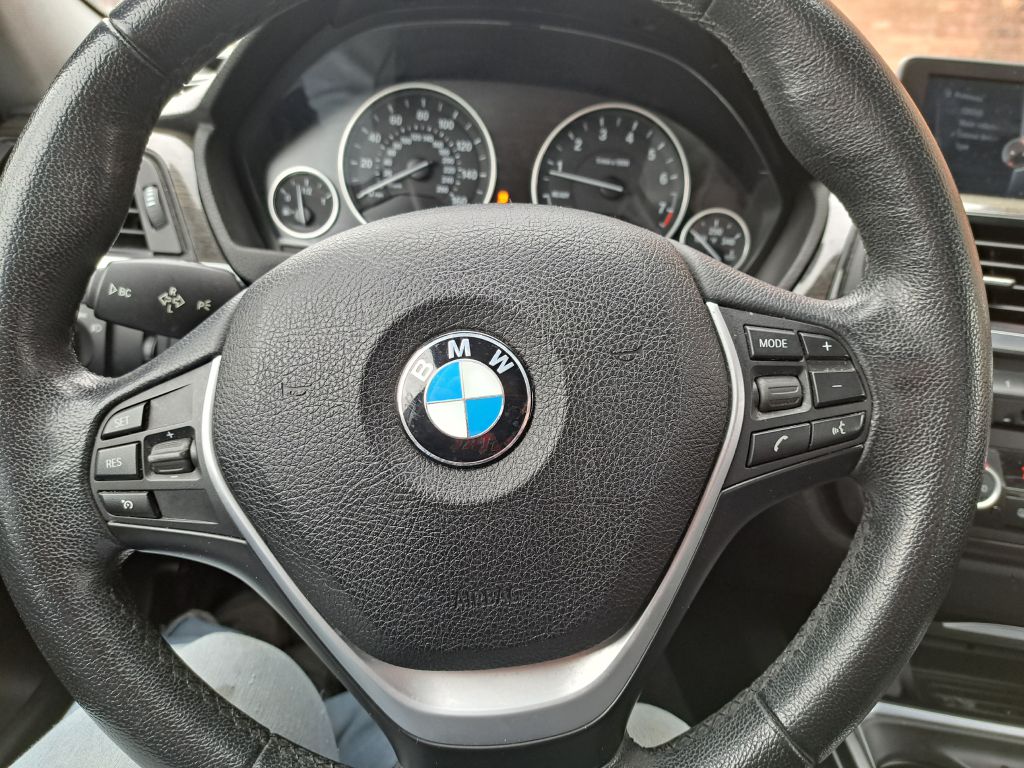 Photo 11 of this BMW 3 SERIES