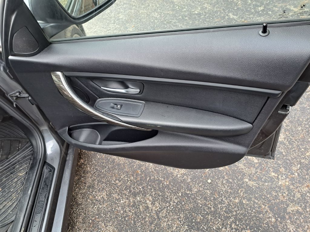 Photo 13 of this BMW 3 SERIES