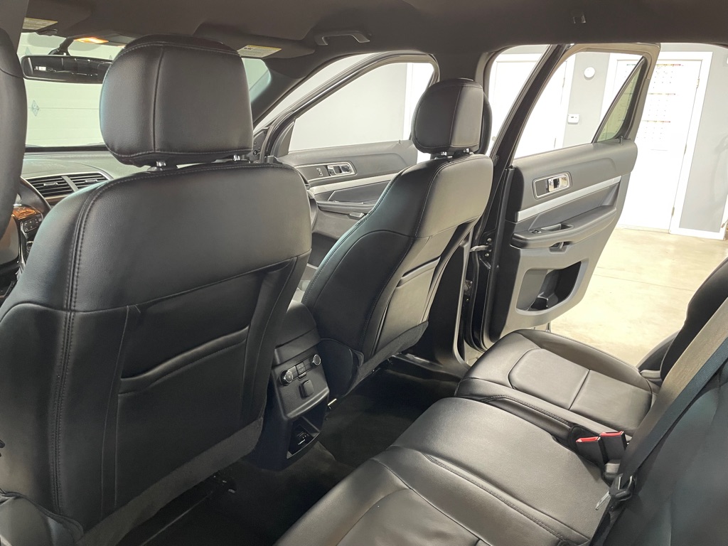 Photo 14 of this FORD EXPLORER