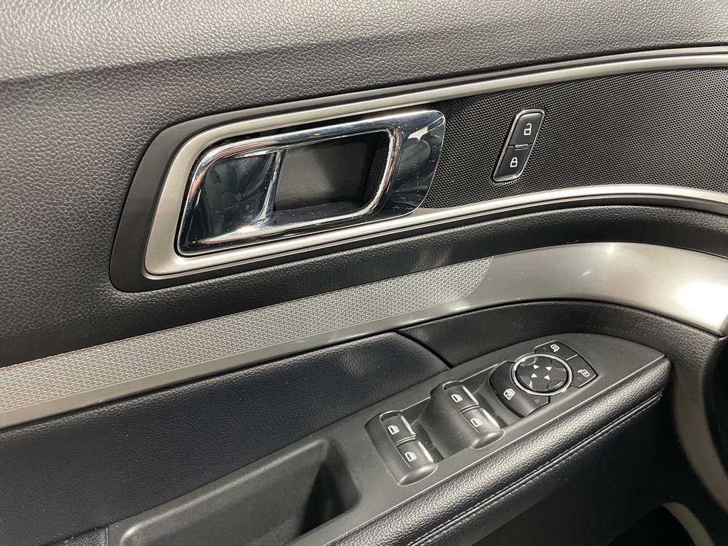 Photo 12 of this FORD EXPLORER