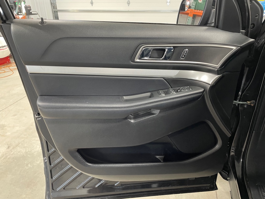 Photo 13 of this FORD EXPLORER
