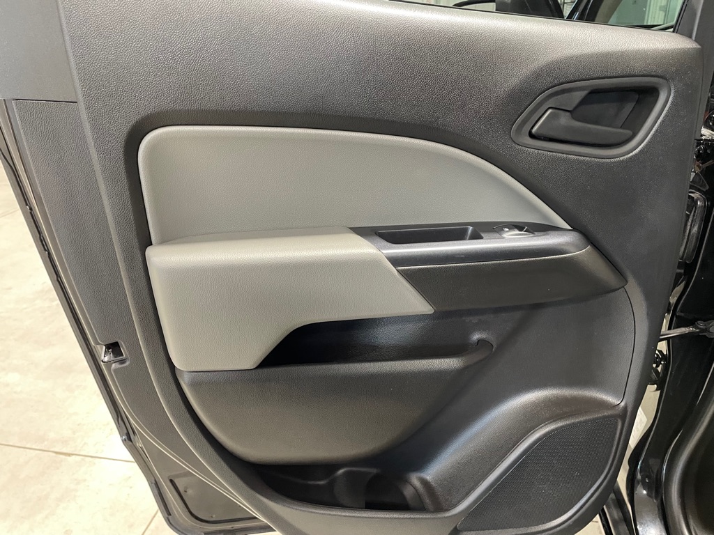 Photo 16 of this CHEVROLET COLORADO