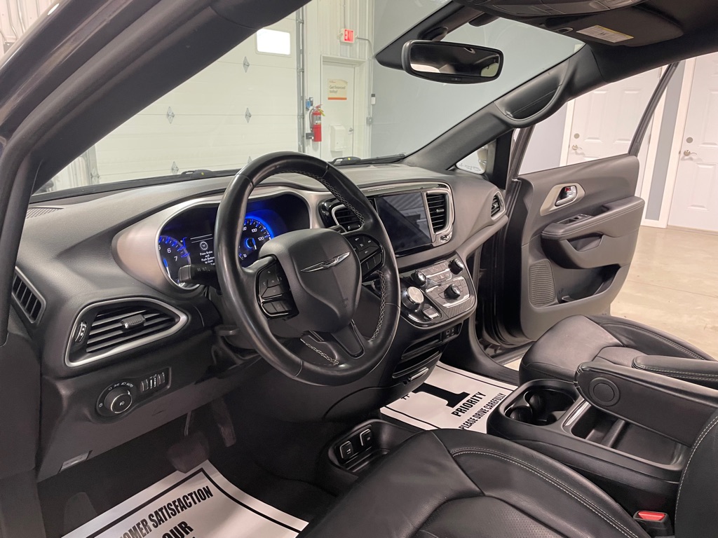 Photo 9 of this CHRYSLER PACIFICA