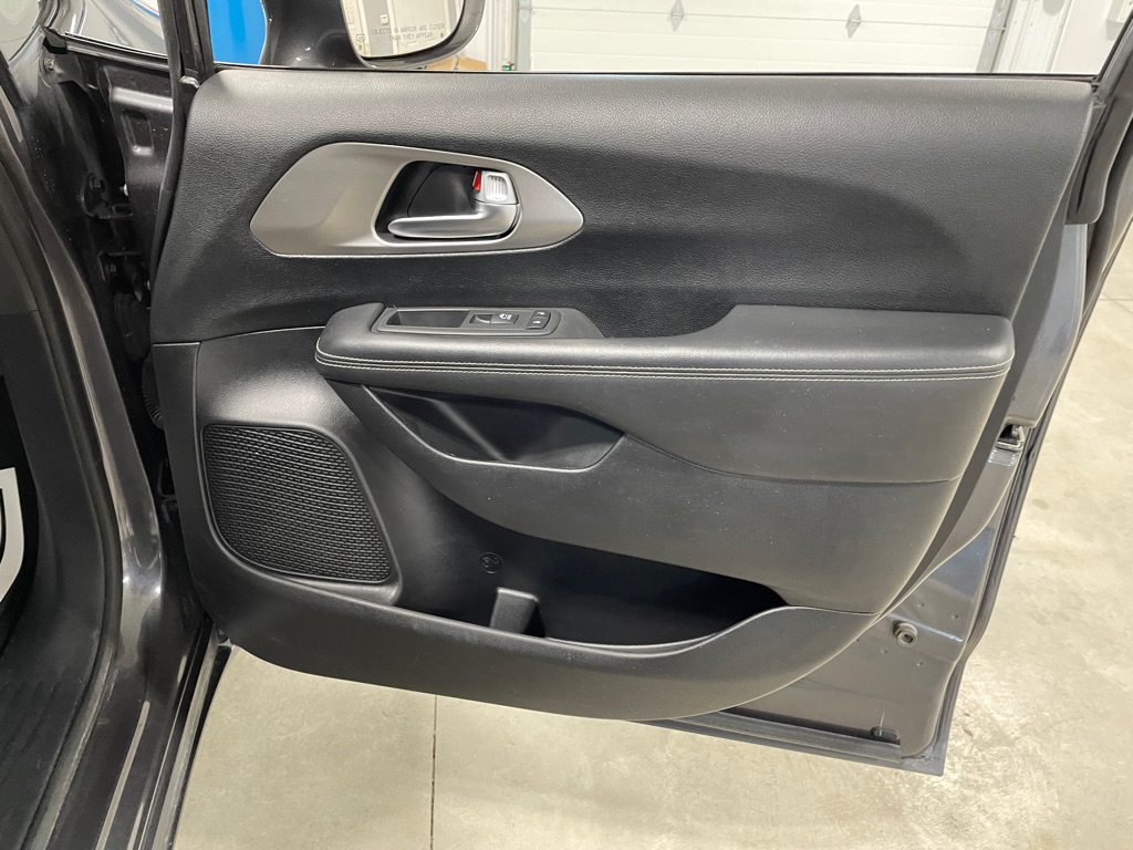 Photo 23 of this CHRYSLER PACIFICA