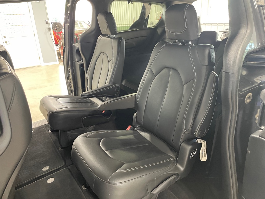 Photo 14 of this CHRYSLER PACIFICA