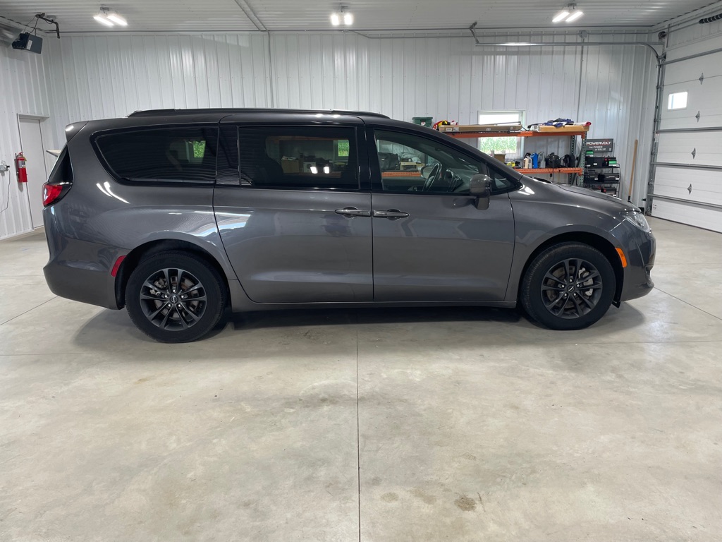 Photo 8 of this CHRYSLER PACIFICA