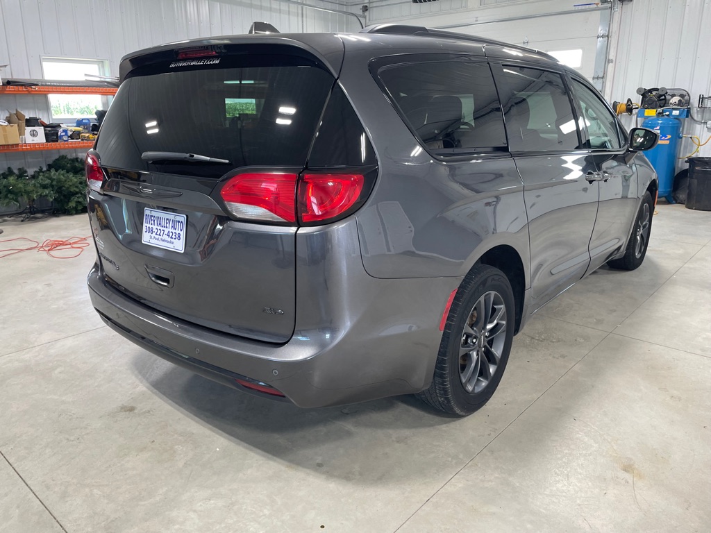 Photo 7 of this CHRYSLER PACIFICA