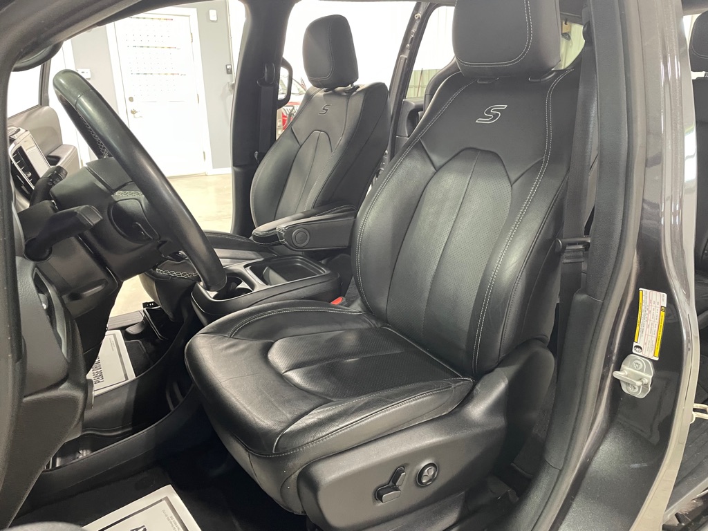 Photo 10 of this CHRYSLER PACIFICA