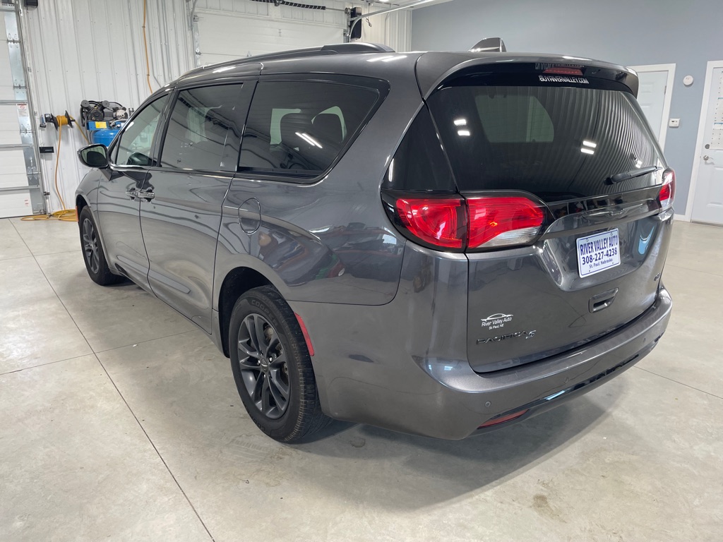 Photo 5 of this CHRYSLER PACIFICA