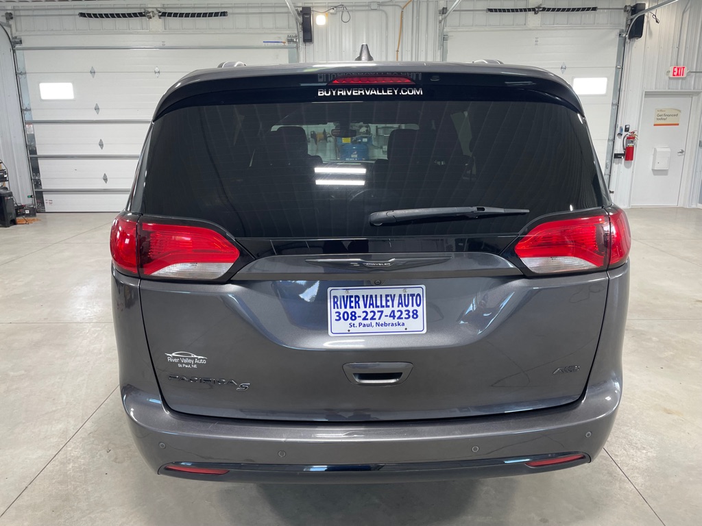 Photo 6 of this CHRYSLER PACIFICA