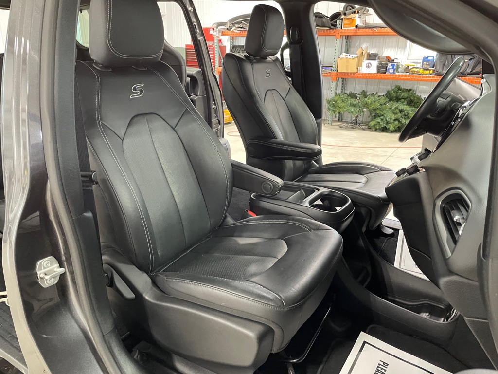 Photo 21 of this CHRYSLER PACIFICA