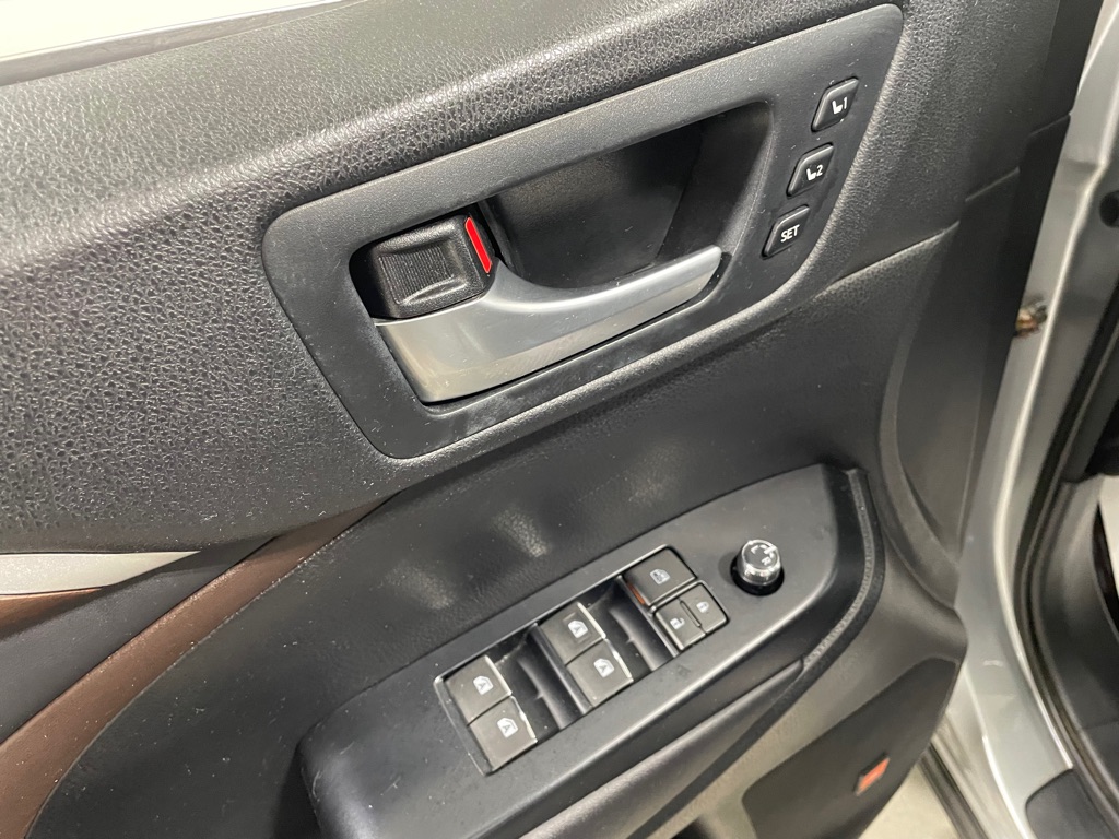 Photo 12 of this TOYOTA HIGHLANDER
