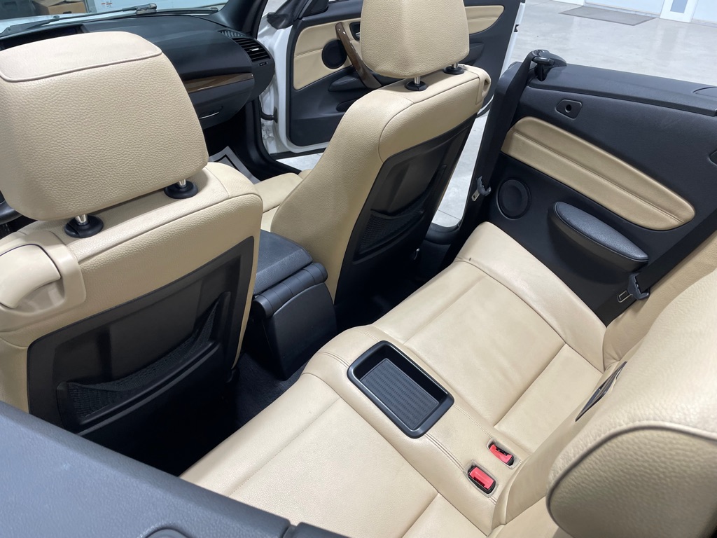 Photo 21 of this BMW 1 SERIES
