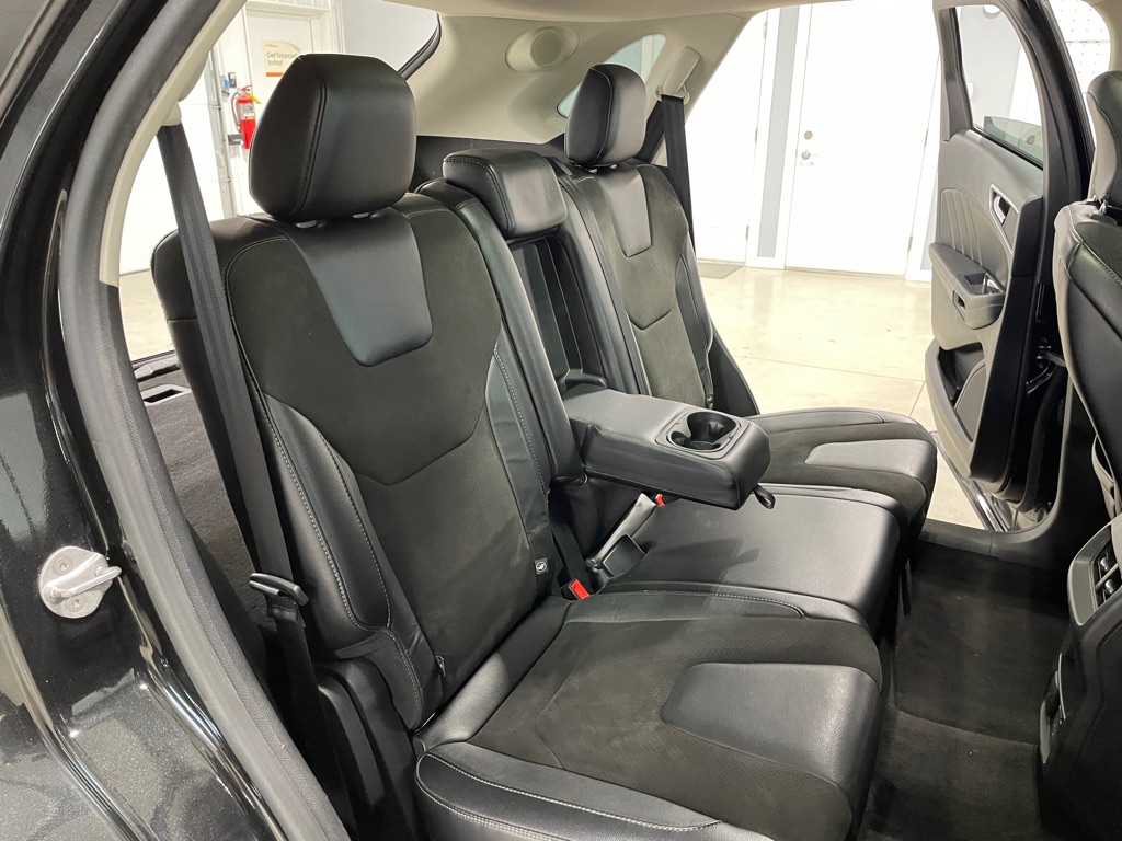 Photo 19 of this FORD EDGE