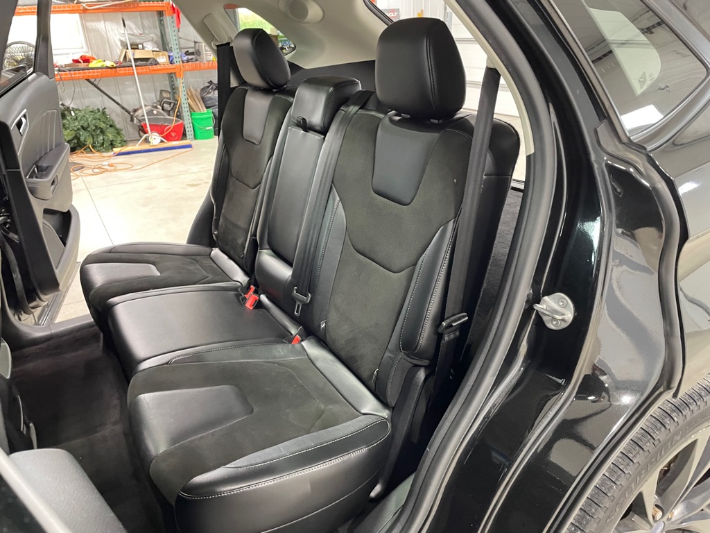 Photo 14 of this FORD EDGE
