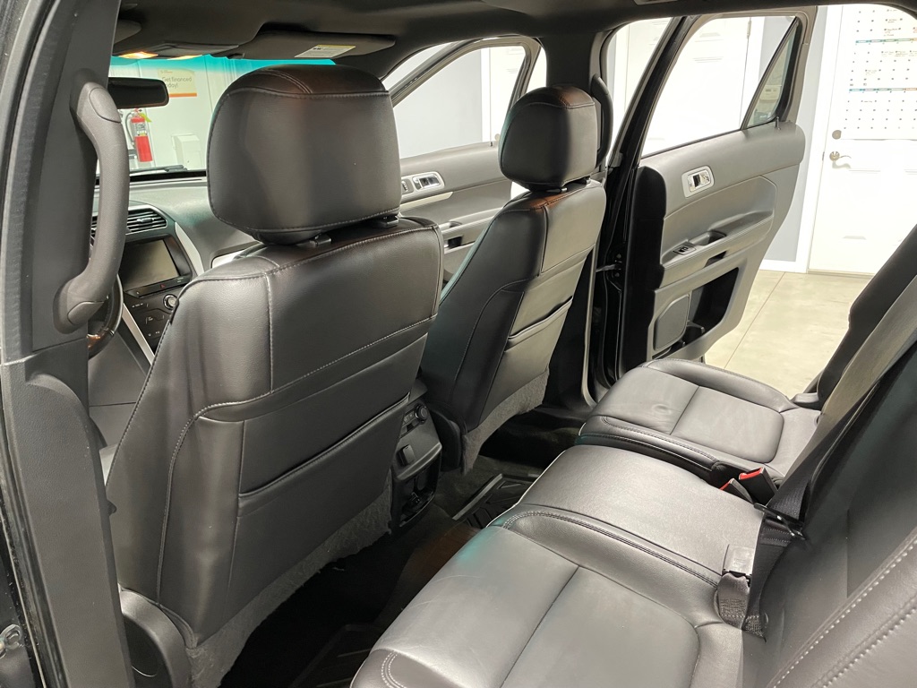 Photo 13 of this FORD EXPLORER