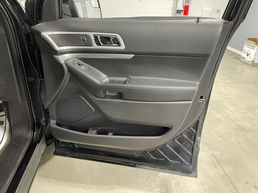 Photo 28 of this FORD EXPLORER