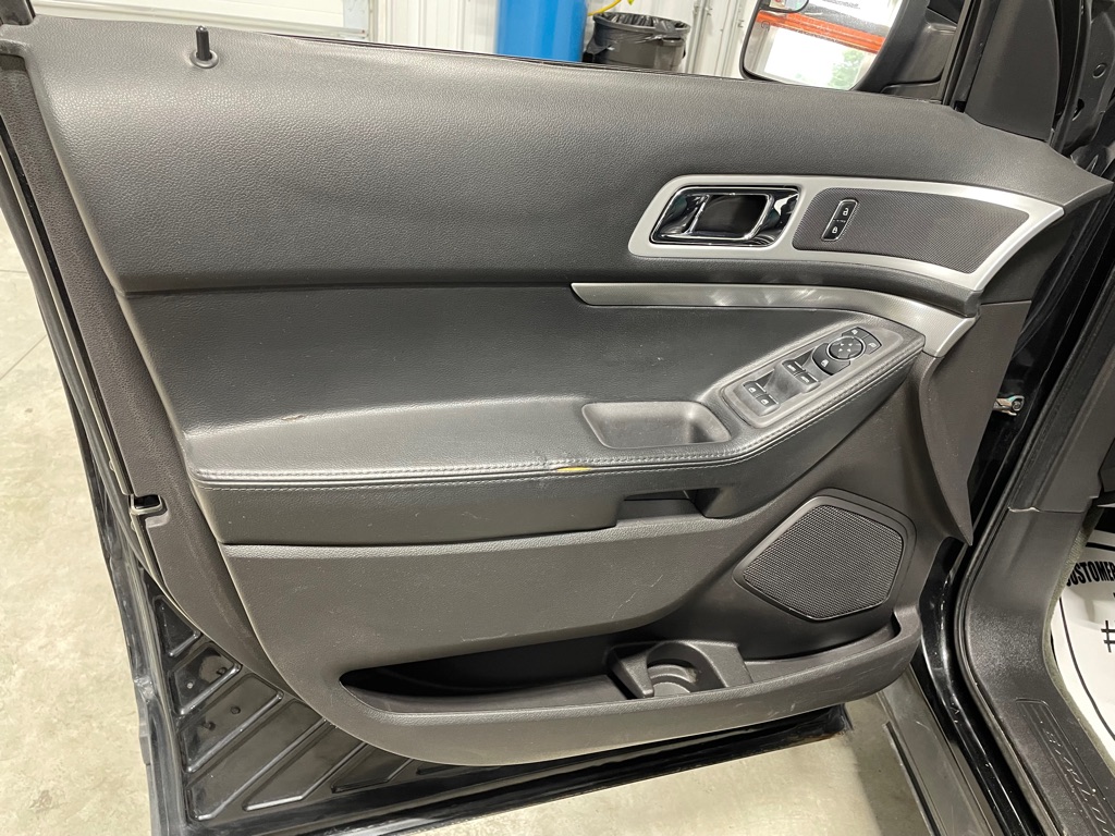 Photo 12 of this FORD EXPLORER