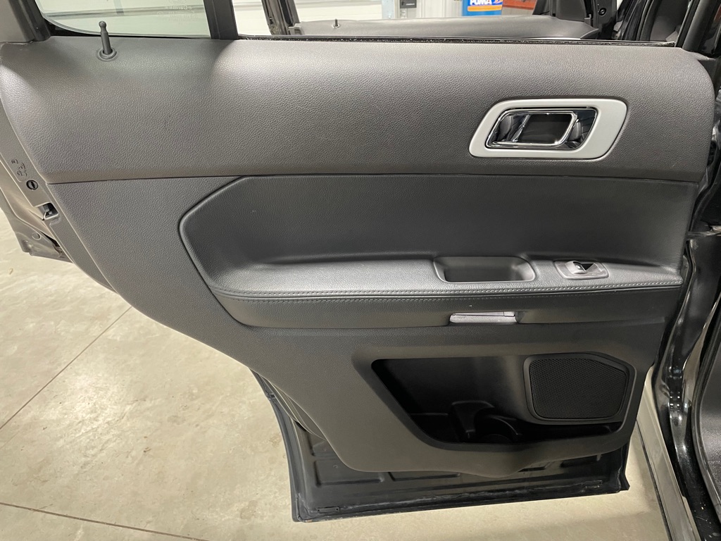 Photo 16 of this FORD EXPLORER
