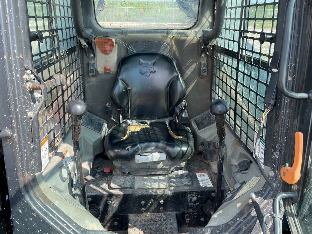 Photo 3 of this BOBCAT S590
