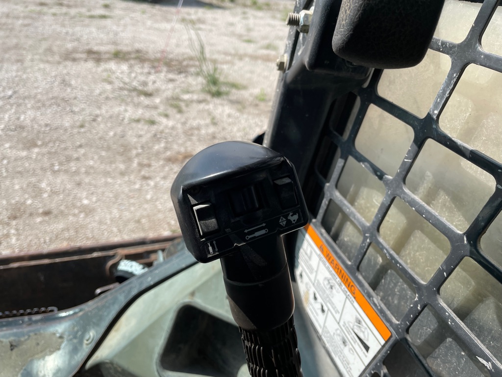 Photo 5 of this BOBCAT S590