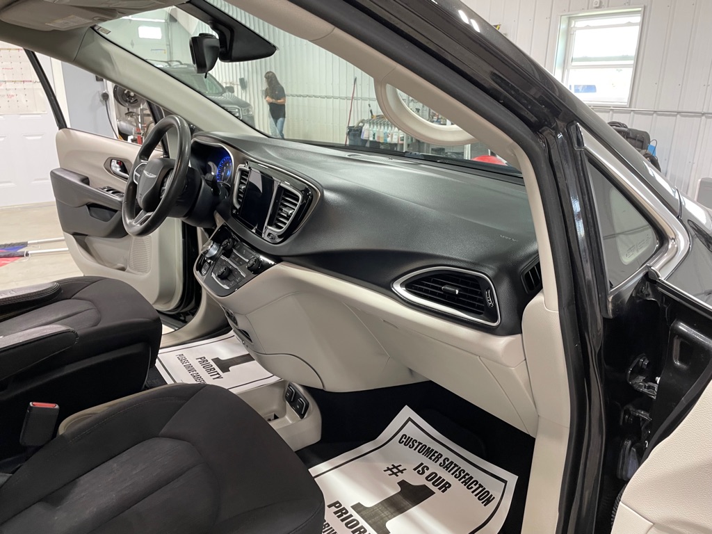 Photo 22 of this CHRYSLER PACIFICA