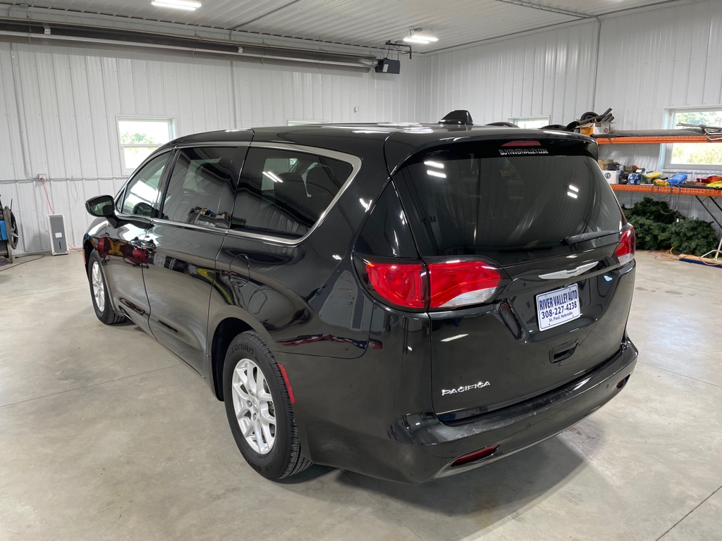 Photo 5 of this CHRYSLER PACIFICA