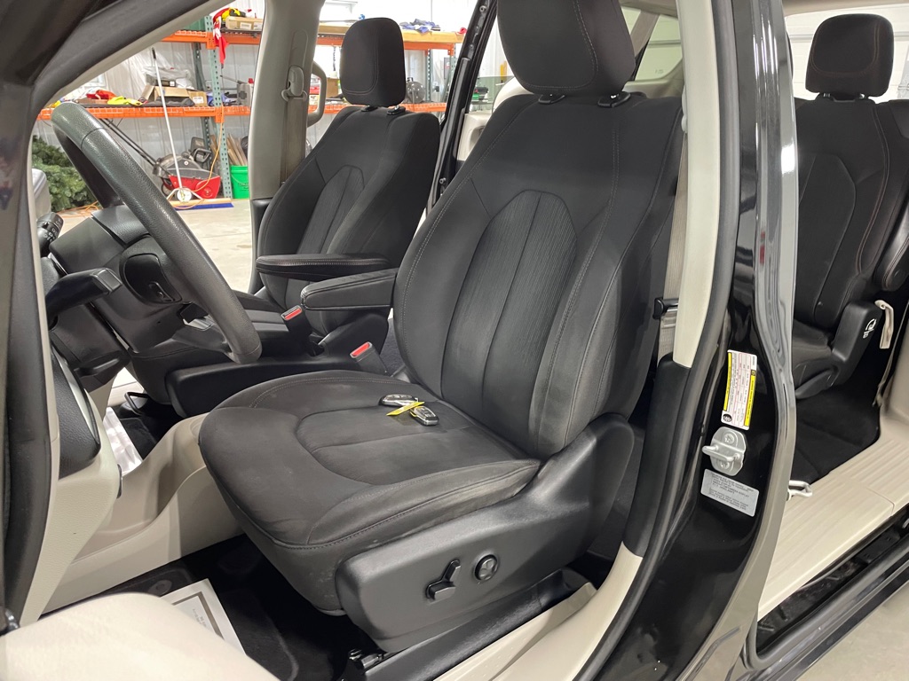 Photo 10 of this CHRYSLER PACIFICA