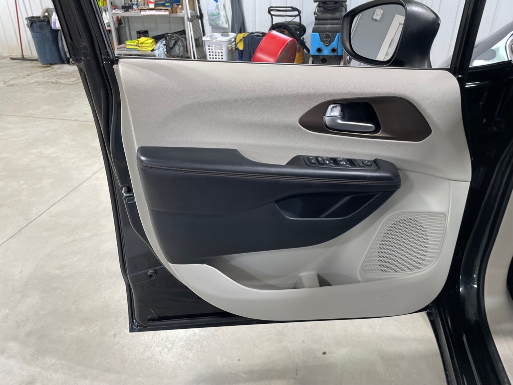 Photo 12 of this CHRYSLER PACIFICA