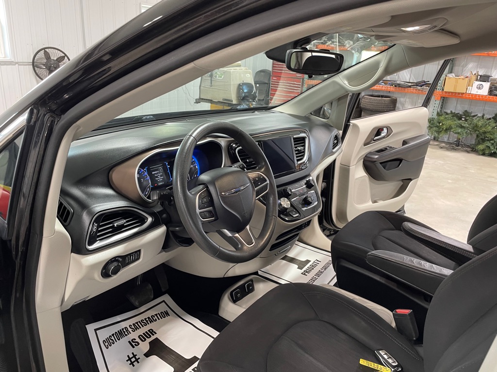 Photo 9 of this CHRYSLER PACIFICA