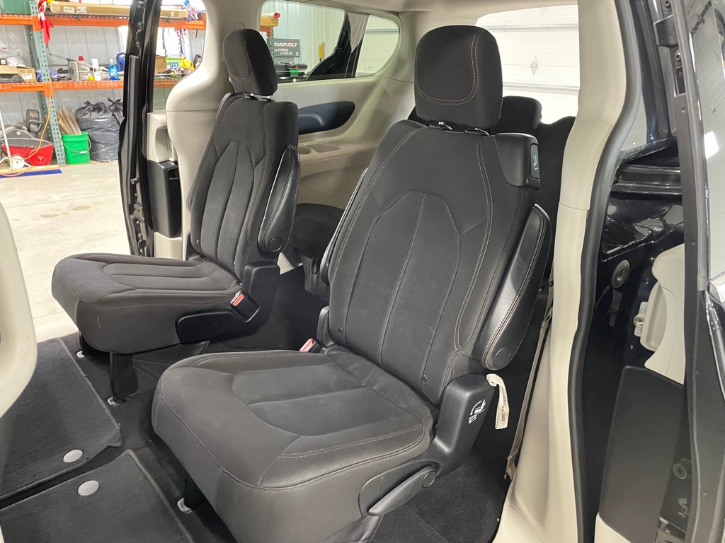 Photo 14 of this CHRYSLER PACIFICA
