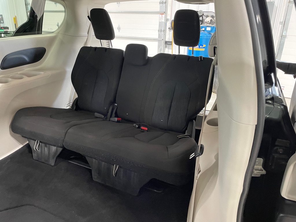 Photo 15 of this CHRYSLER PACIFICA