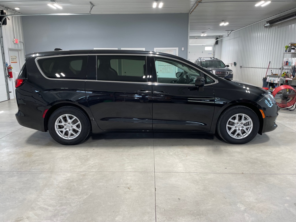 Photo 8 of this CHRYSLER PACIFICA