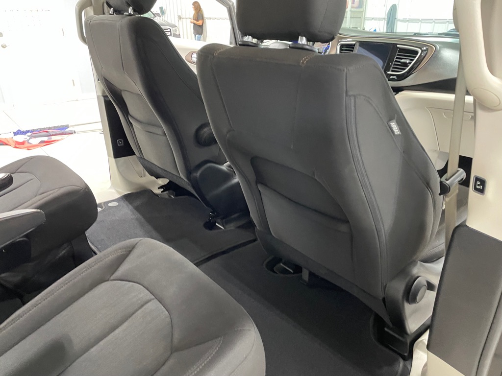 Photo 19 of this CHRYSLER PACIFICA