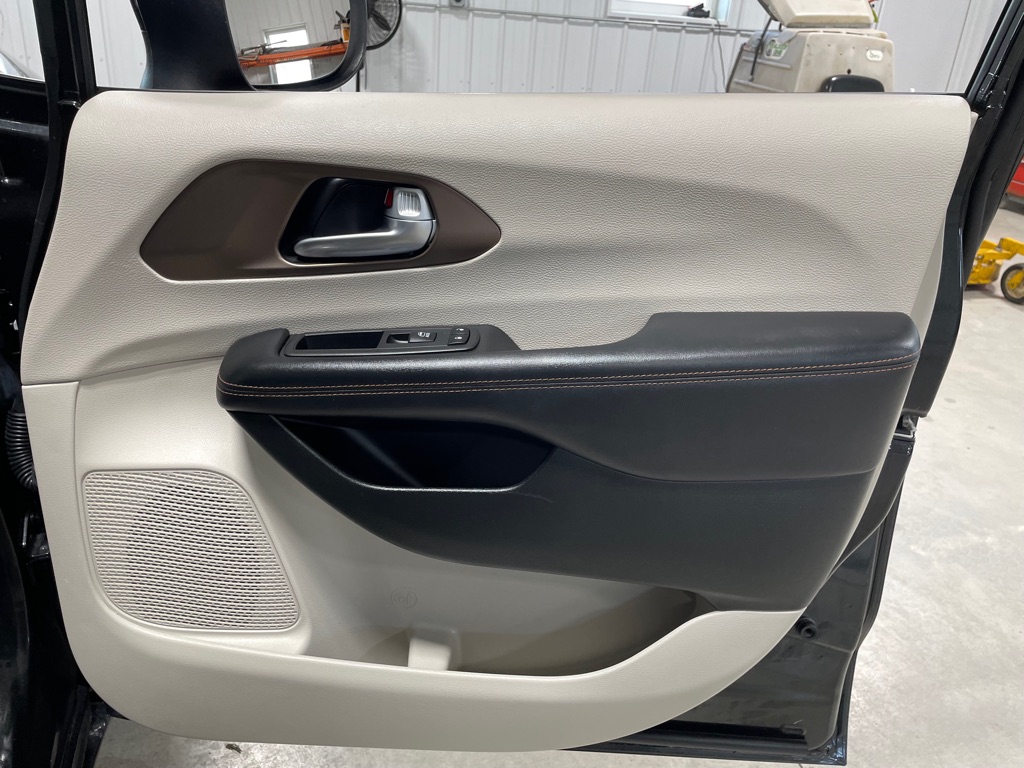 Photo 24 of this CHRYSLER PACIFICA