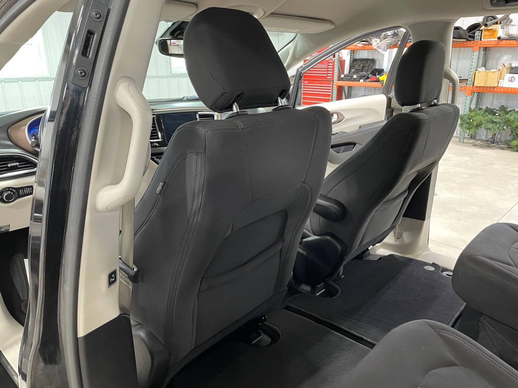 Photo 13 of this CHRYSLER PACIFICA