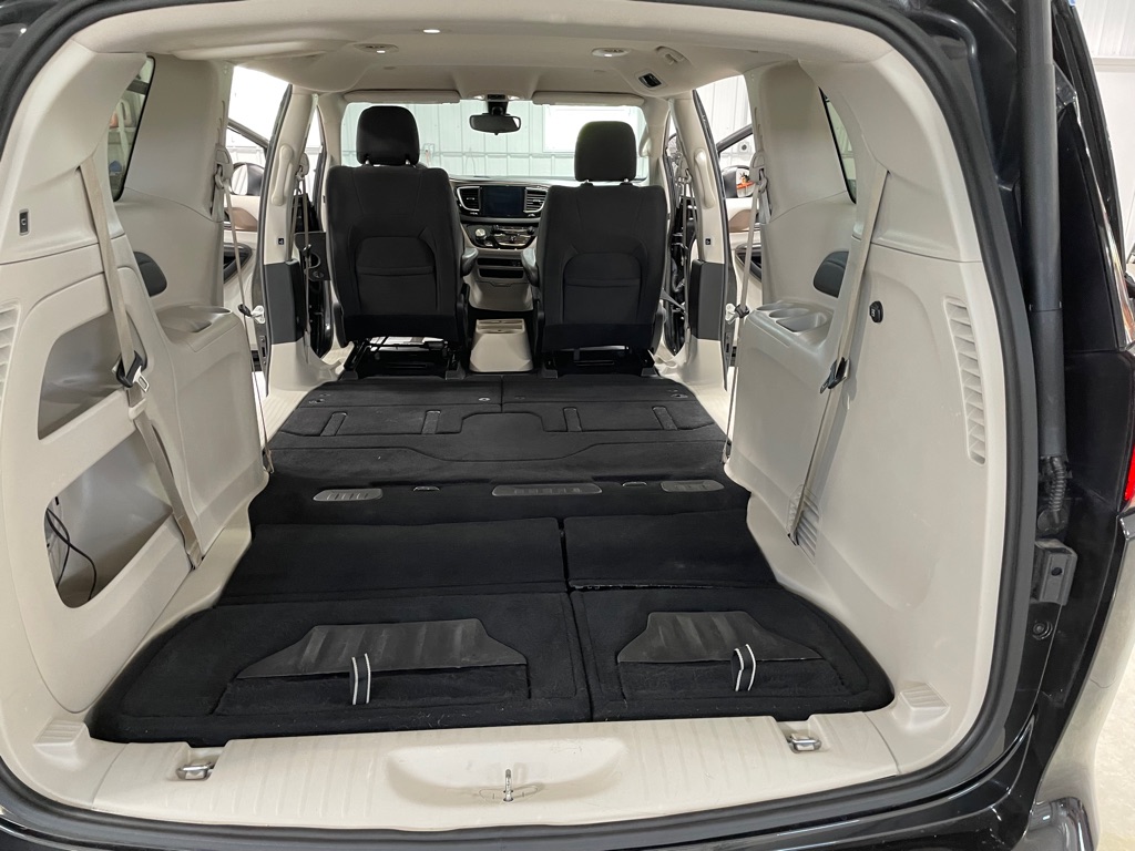 Photo 18 of this CHRYSLER PACIFICA