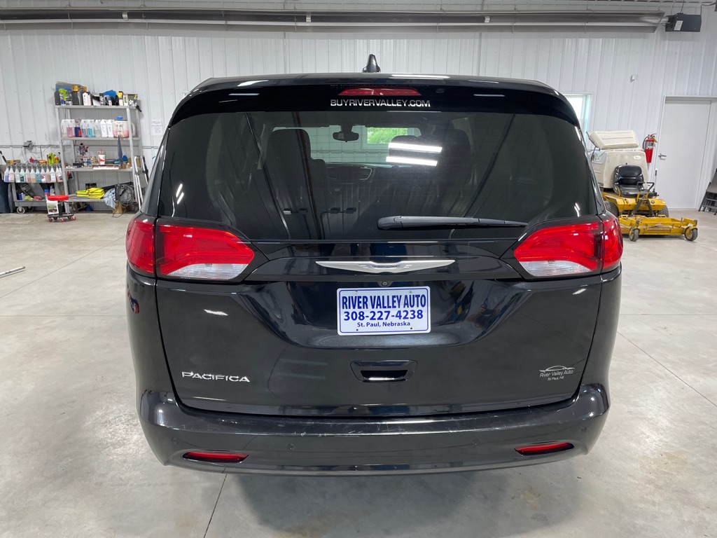 Photo 6 of this CHRYSLER PACIFICA