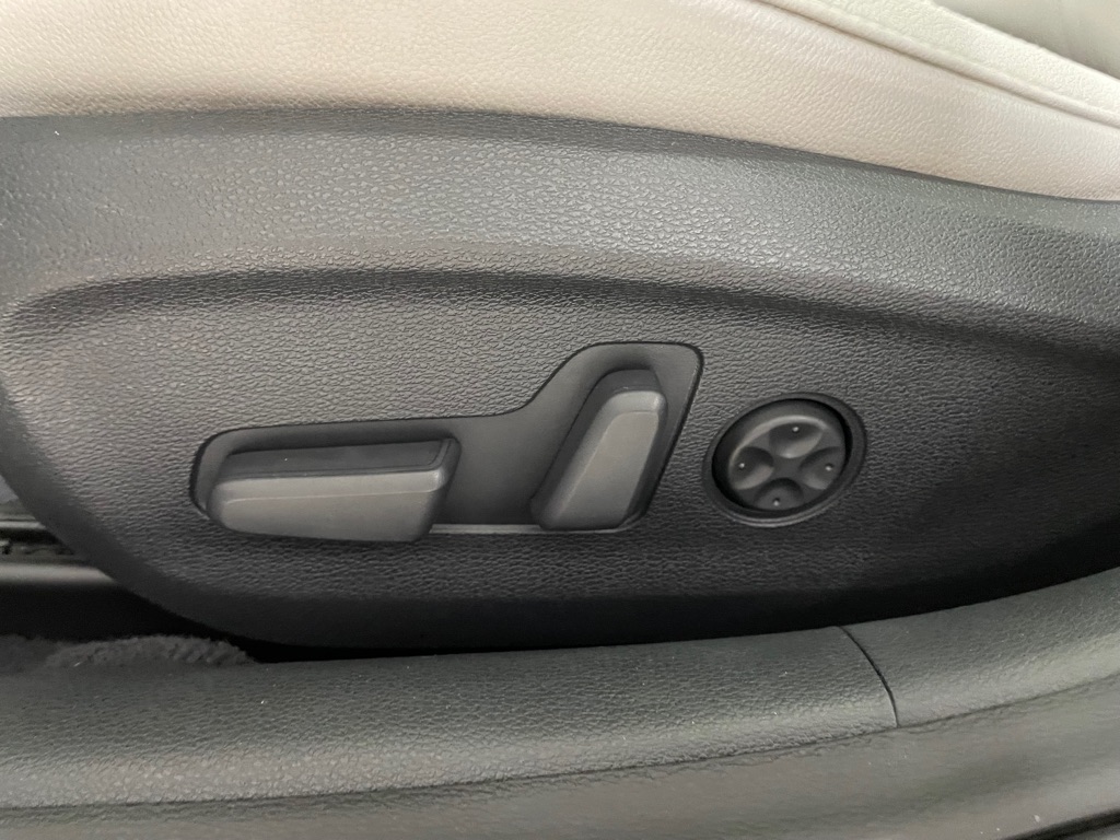 Photo 11 of this HYUNDAI SONATA
