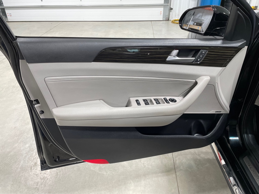 Photo 12 of this HYUNDAI SONATA