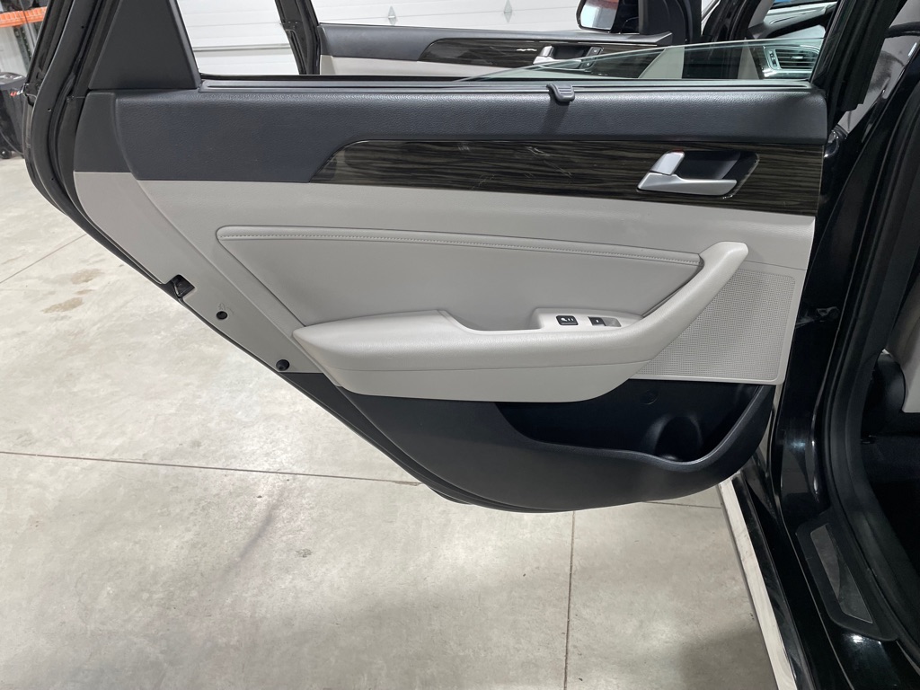 Photo 16 of this HYUNDAI SONATA