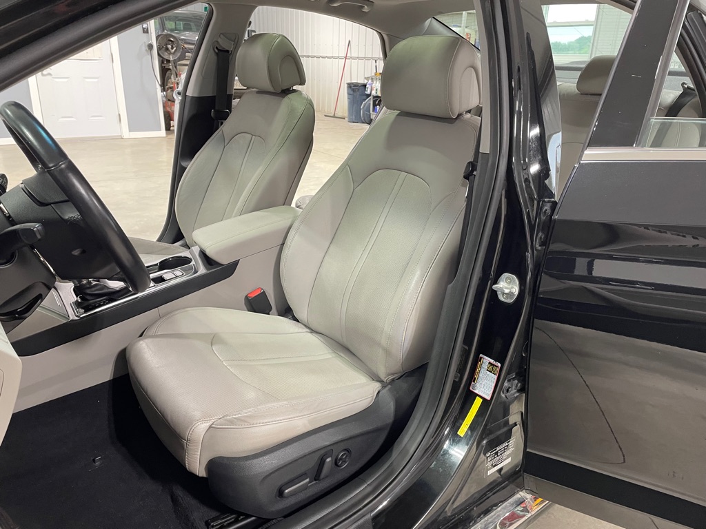 Photo 10 of this HYUNDAI SONATA